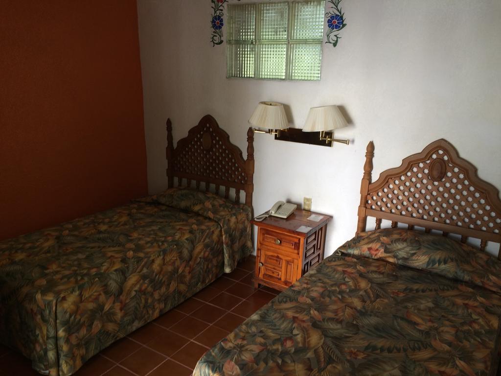 Hotel Bajo El Volcan Куэрнавака Номер фото