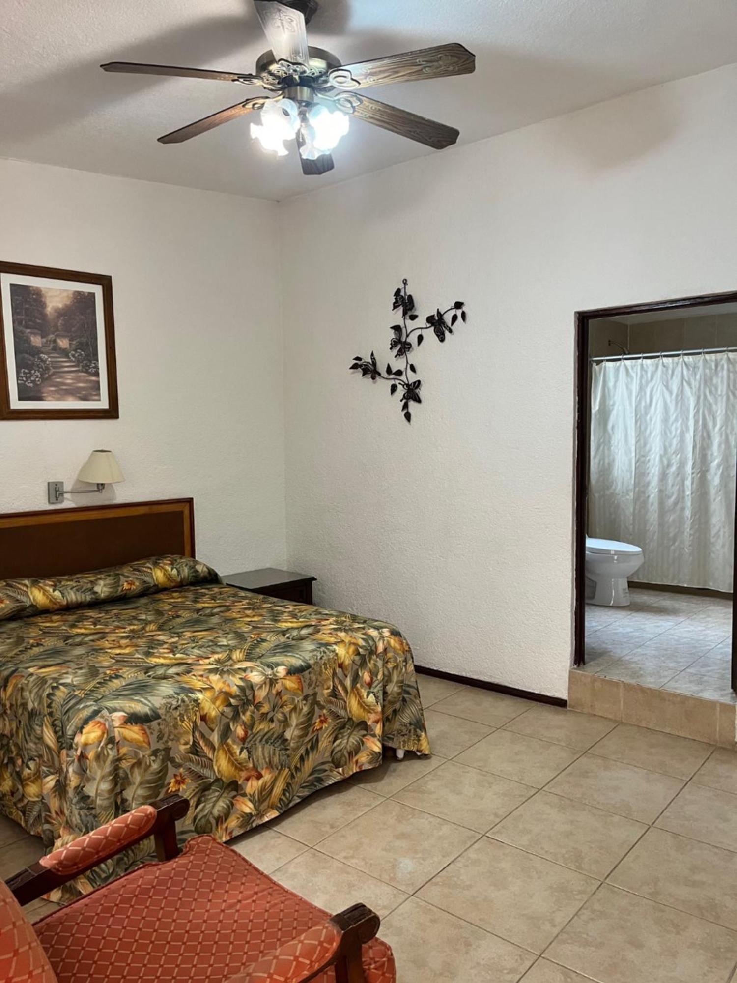 Hotel Bajo El Volcan Куэрнавака Экстерьер фото